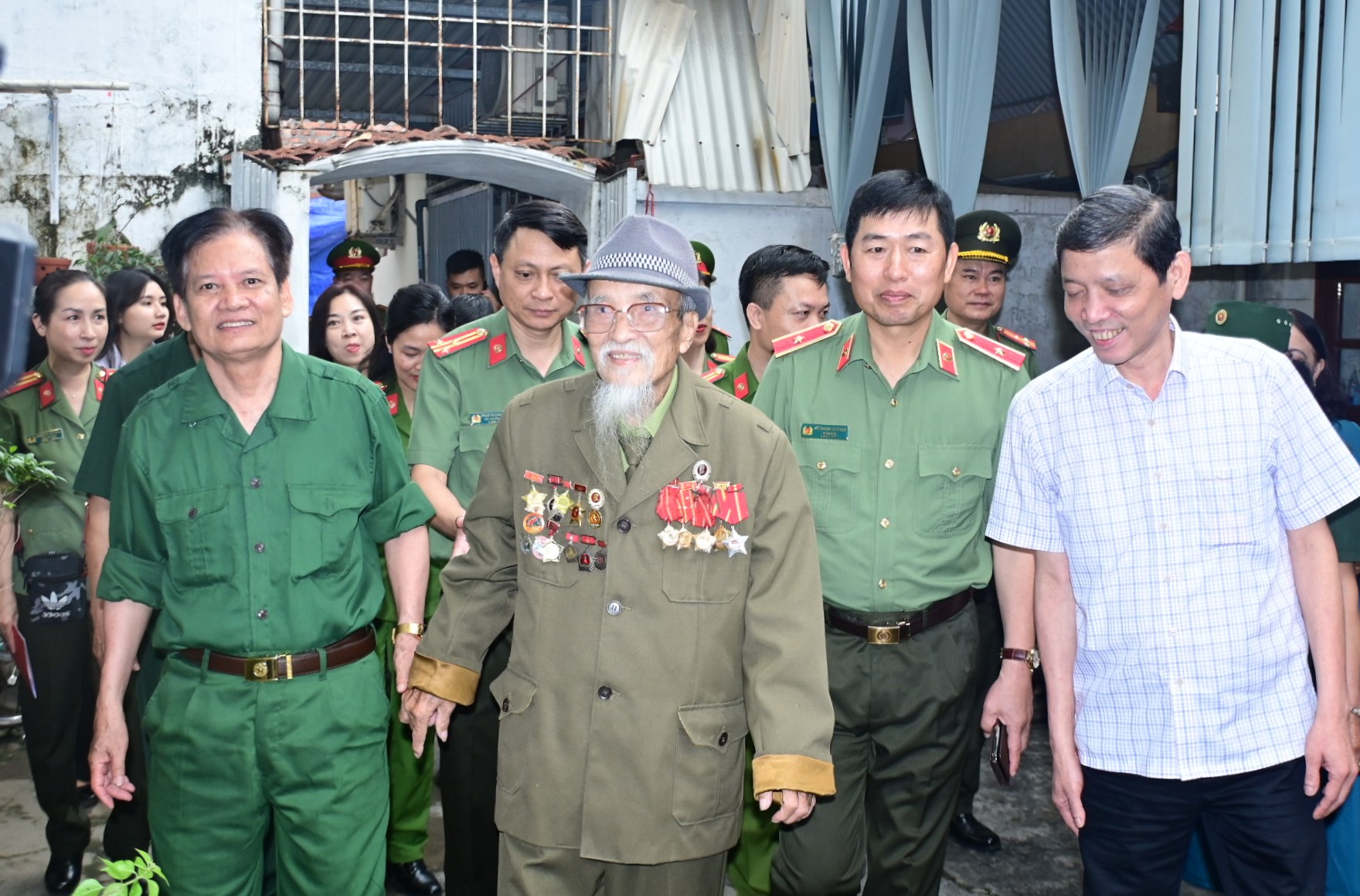 Giám đốc Công an thành phố thăm, tặng quà tri ân các Cựu thanh niên xung phong tham gia chiến dịch Điện Biên Phủ